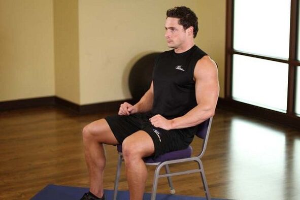 ejercicios sentado en una silla para potenciar